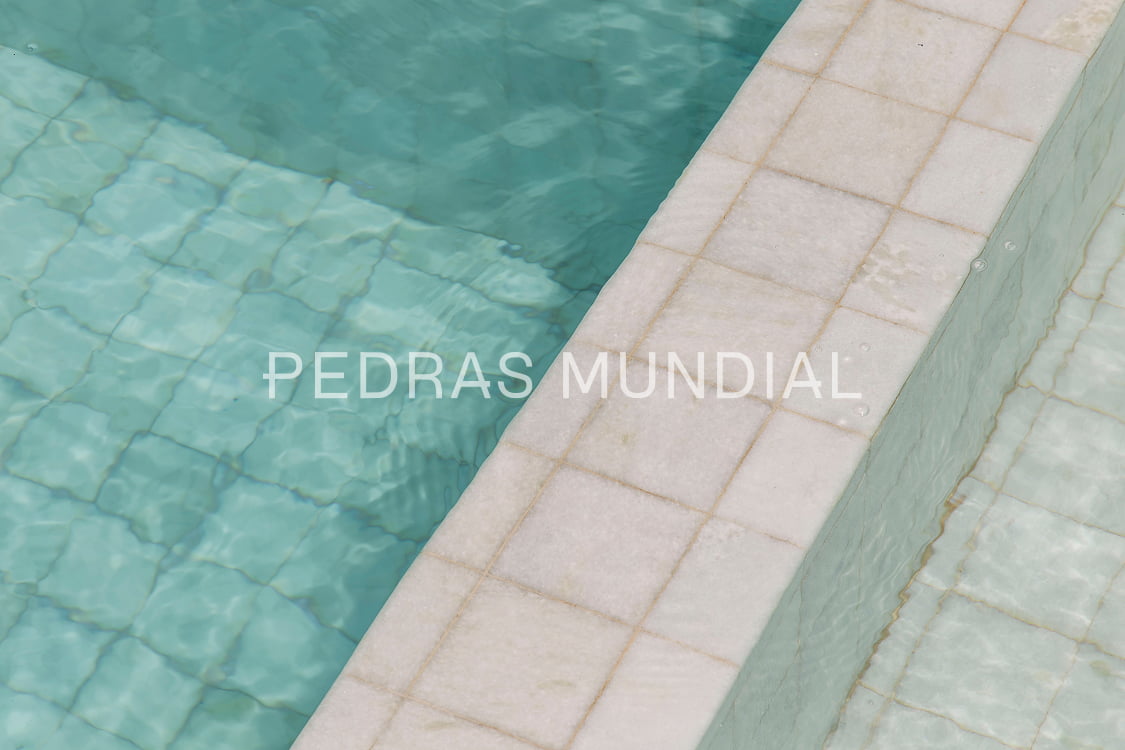 ÁGUA MARINHA 2 Área de piscina residencial com borda revestida em pedra Água Marinha