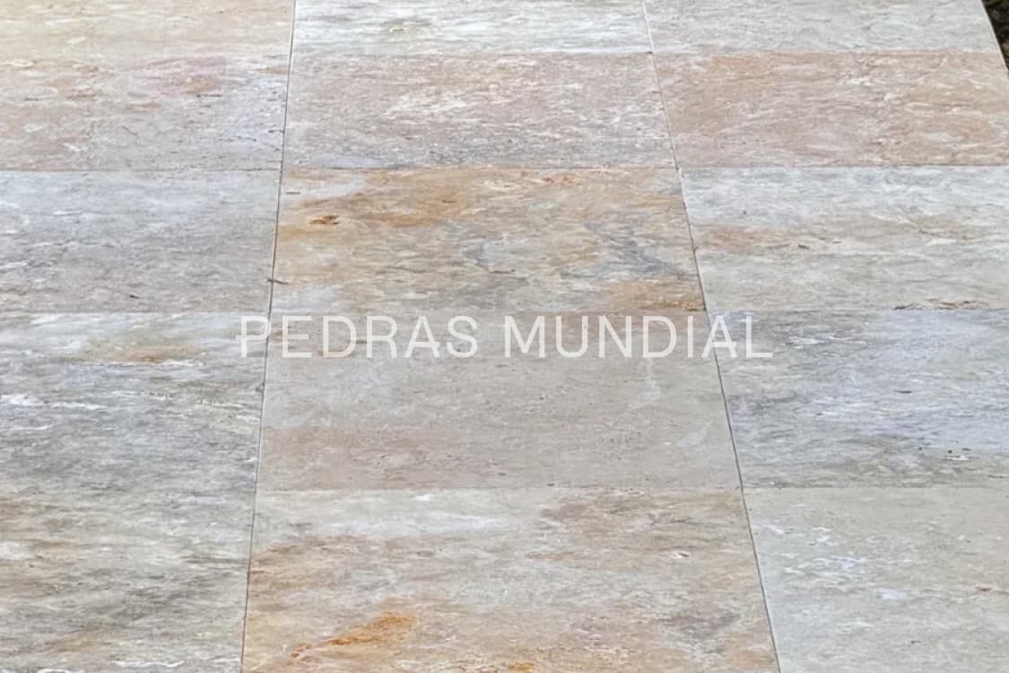 TRAVERTINO MIX 40X60 5 Detalhe das cores variadas do travertino mix