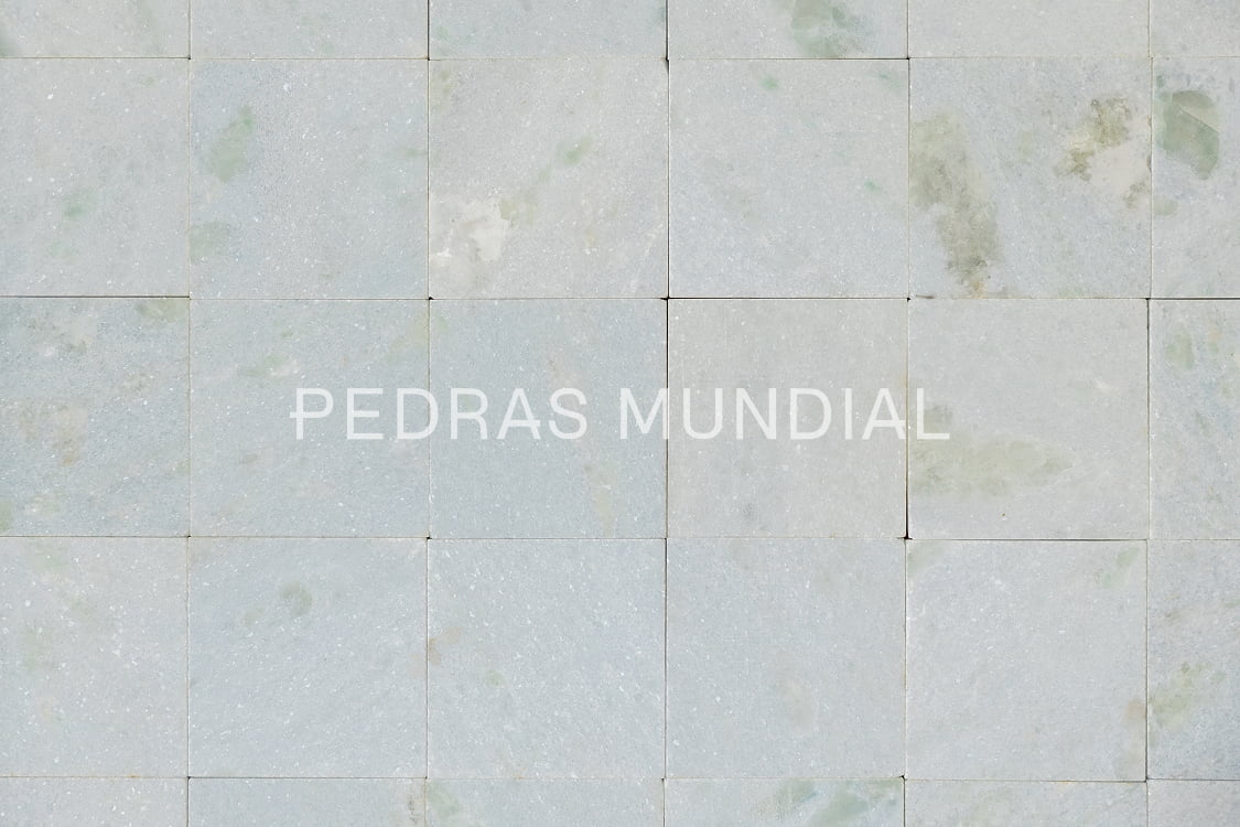 ÁGUA MARINHA 1 Detalhe da superfície levigada da pedra Água Marinha
