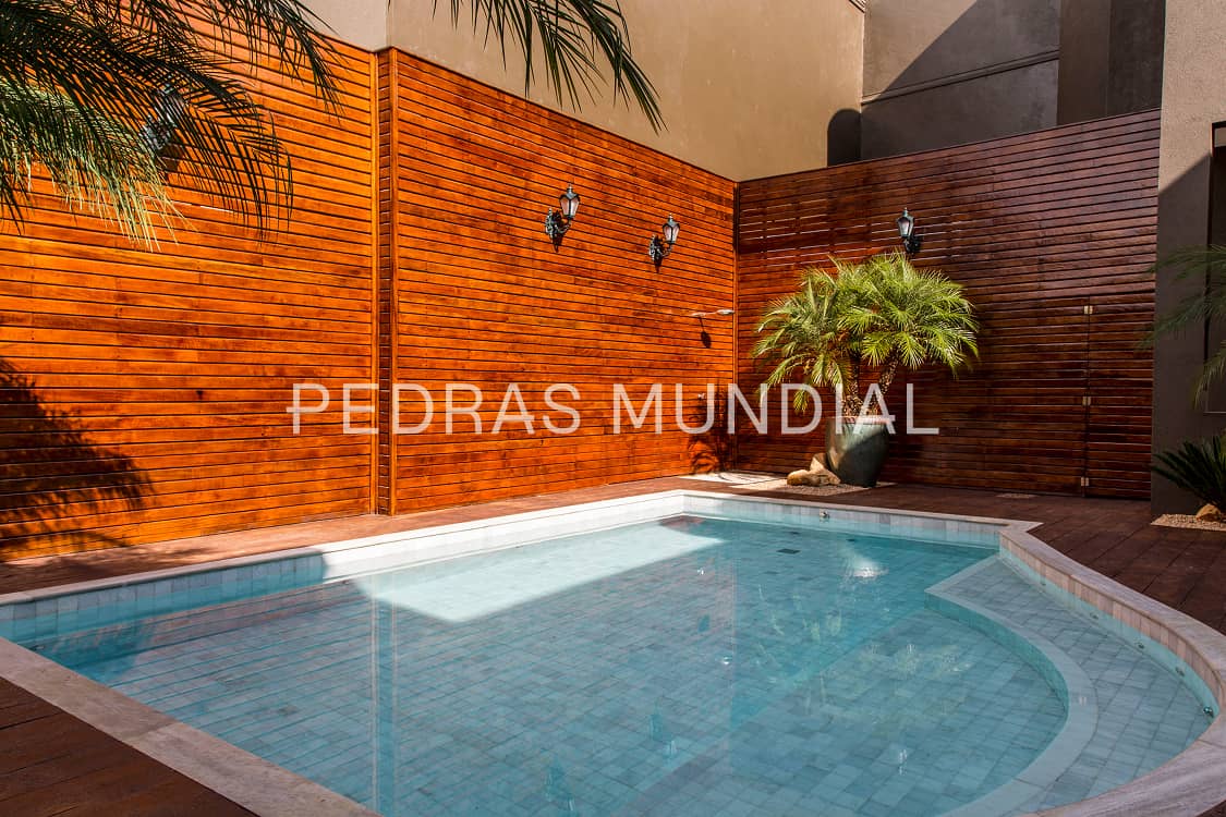 ÁGUA MARINHA 7 Piscina moderna com borda e piso revestidos em pedra Água Marinha