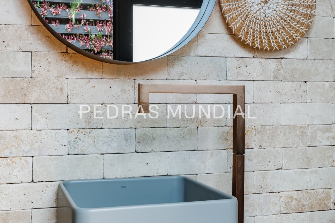 TIJOLO TRAVERTINO TUMBLED 3 Tijolo travertino tumbled aplicado como pedra para parede