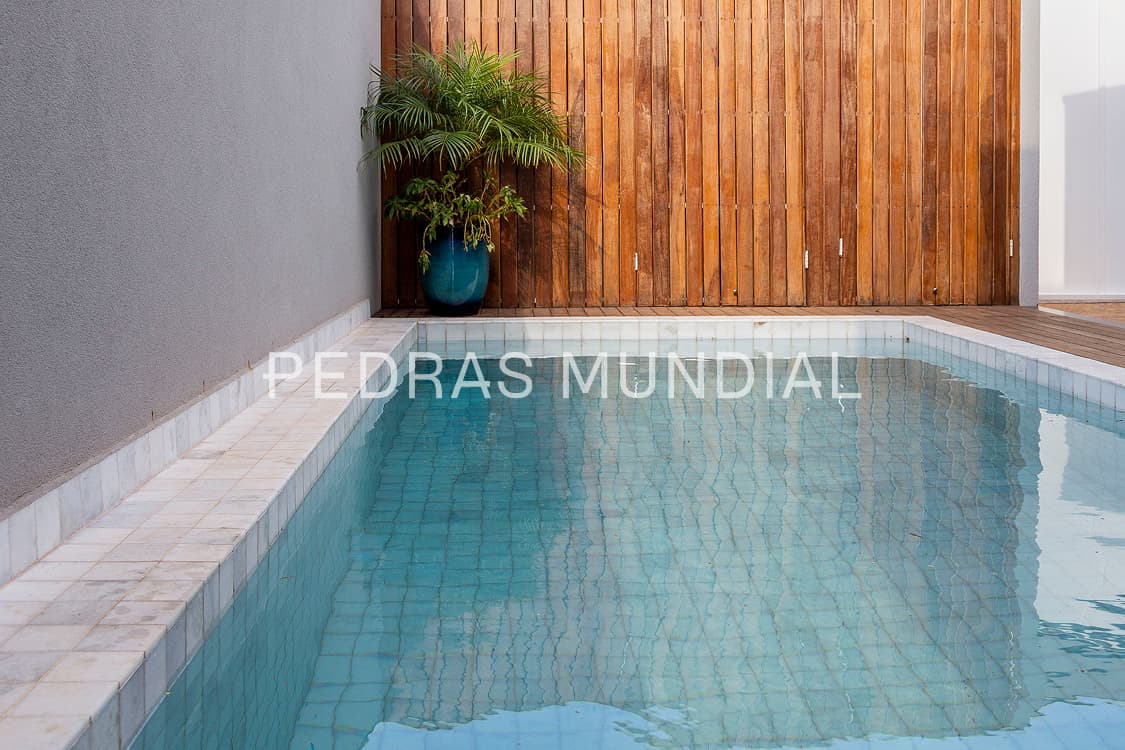 ÁGUA MARINHA 5 Piscina revestida com pedra Água Marinha em área de lazer residencial