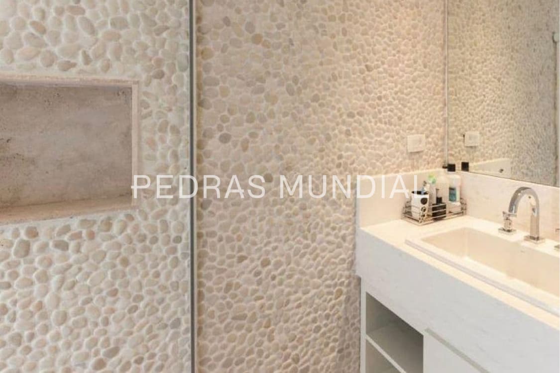 SEIXO TELADO 2 Parede com revestimento de seixo telado em ambiente interno