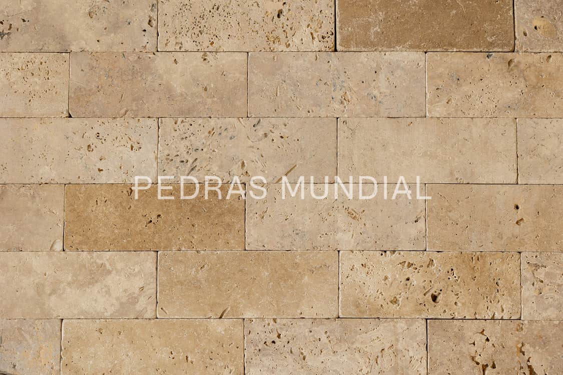 TIJOLO TRAVERTINO TUMBLED 1 Tijolo travertino tumbled aplicado como revestimento para parede
